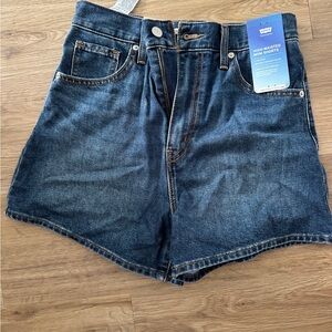Levi’s High Waisted Mom Shorts Sz 26
